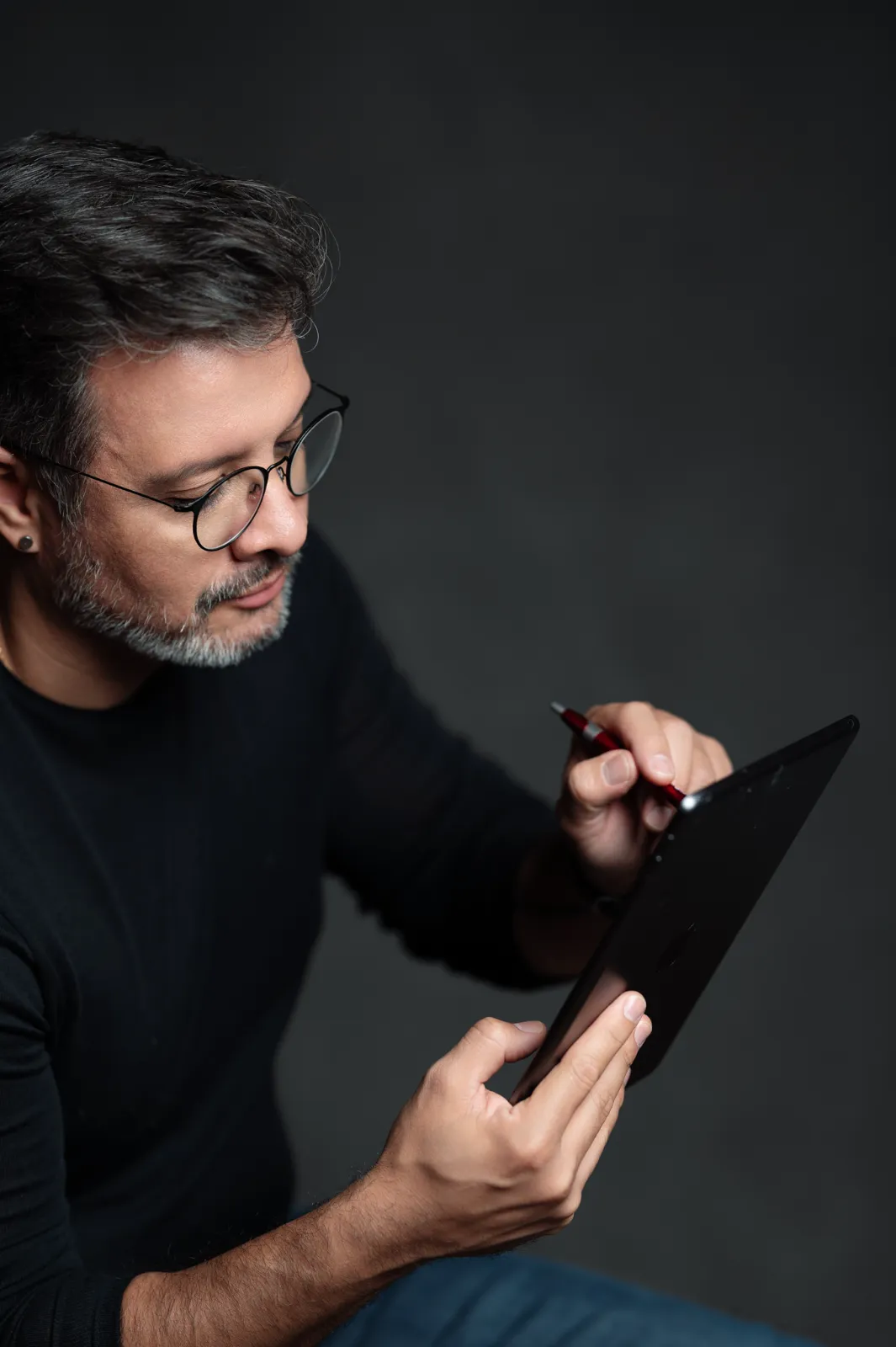 Dan Barros desenhando em um tablet