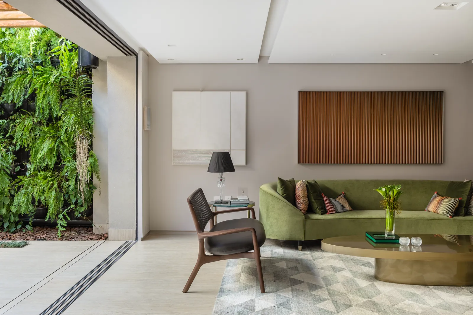 Casa Beija-Flor, living integrado à varanda verde