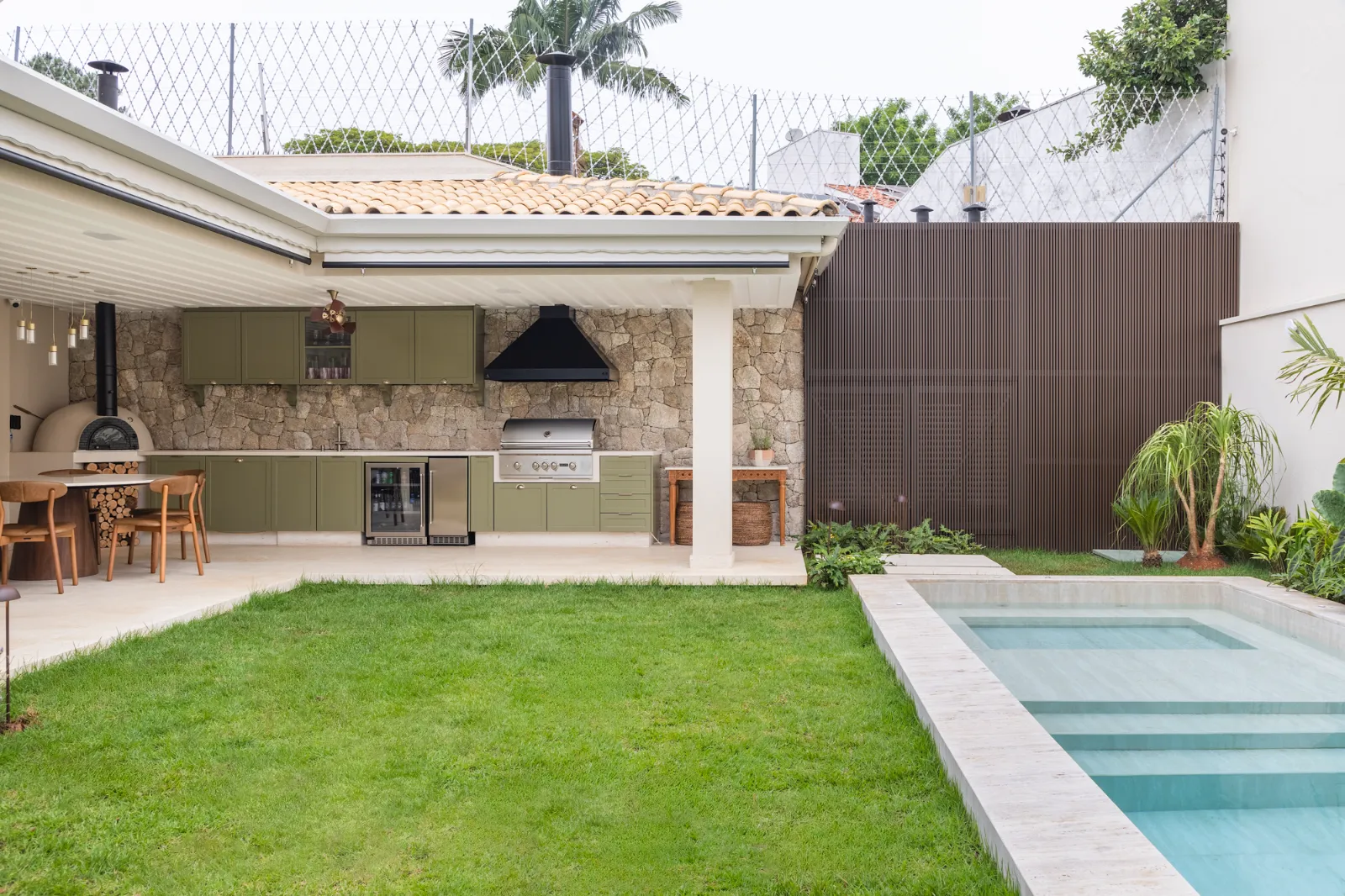 Casa Bem-Te-Vi, quintal com piscina de travertino