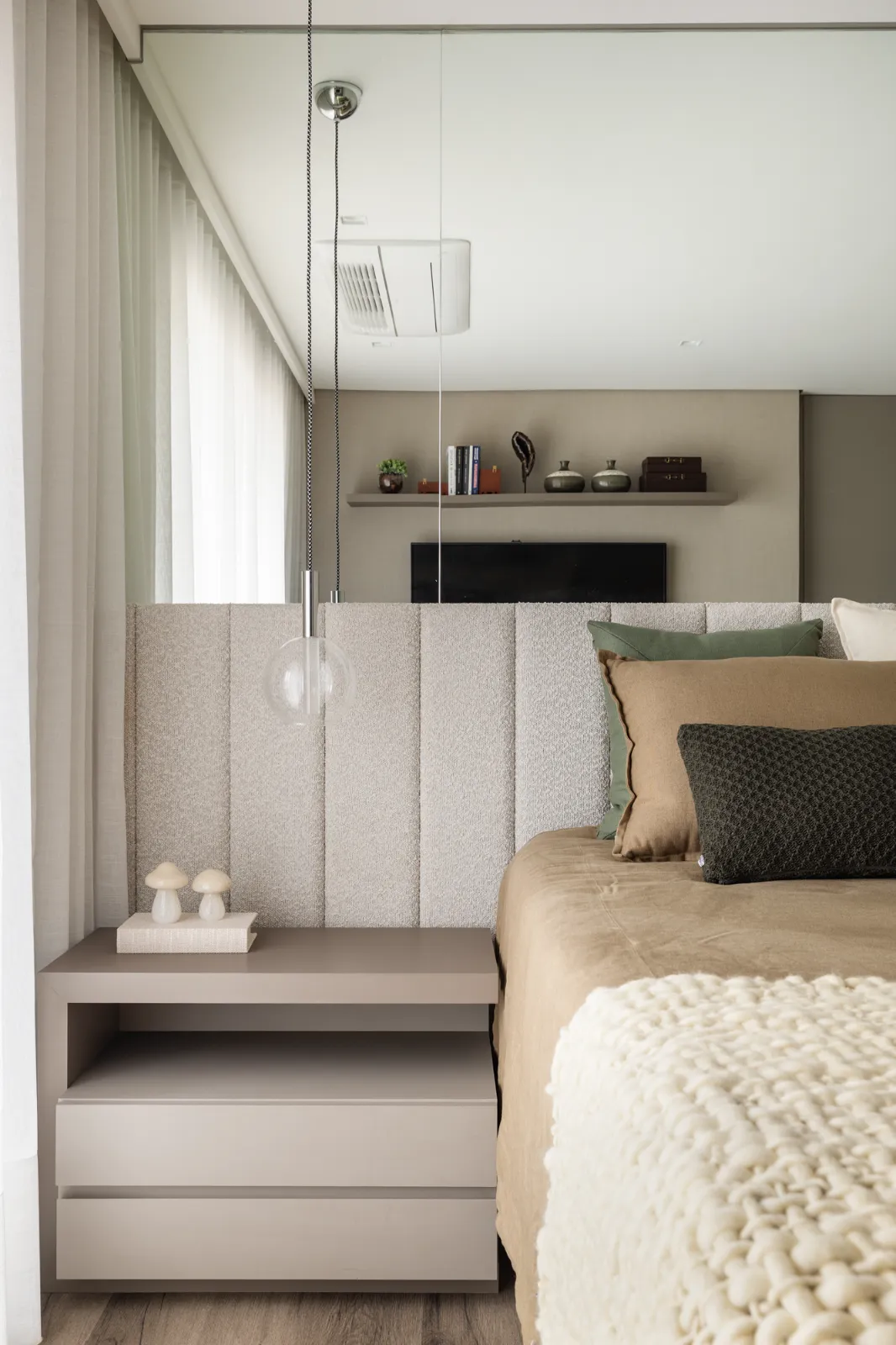 Criado-mudo em laca com pendente de vidro e objetos decorativos