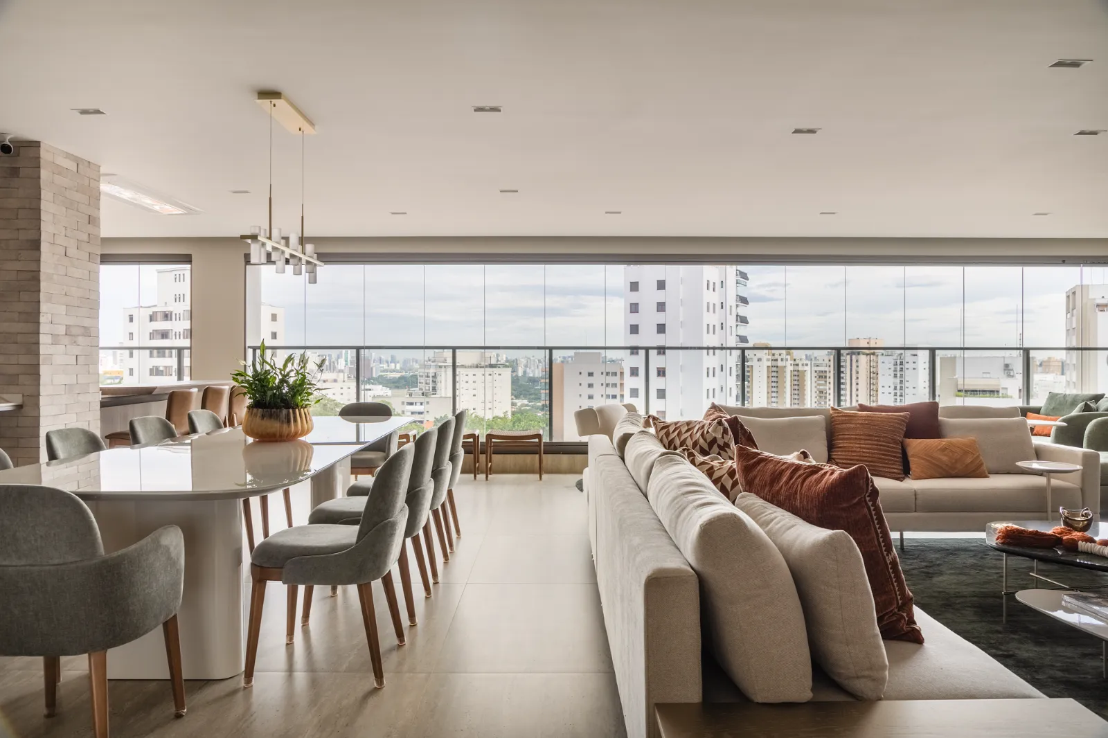 Apartamento Tangará, ambiente em travertino e verde sálvia
