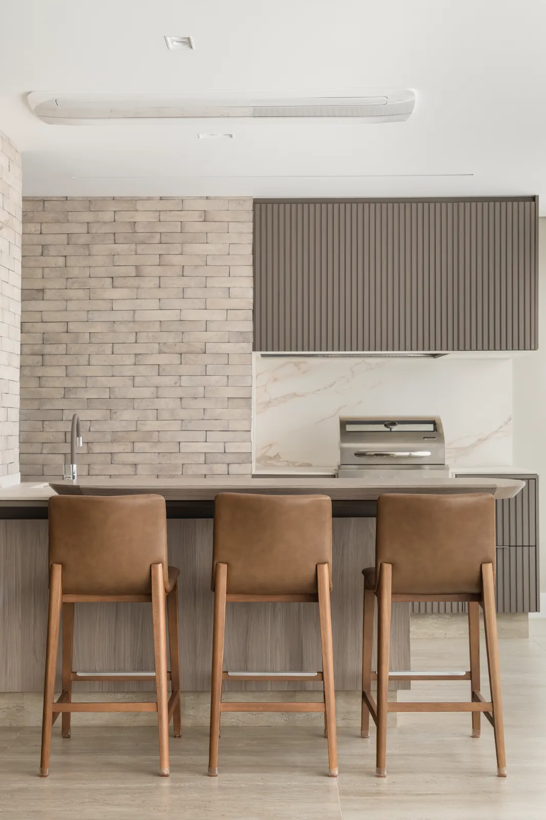 Banquetas de couro na bancada da cozinha gourmet